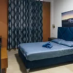 La Guardia Hotel