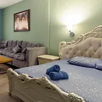 Central Laguardia Hotel